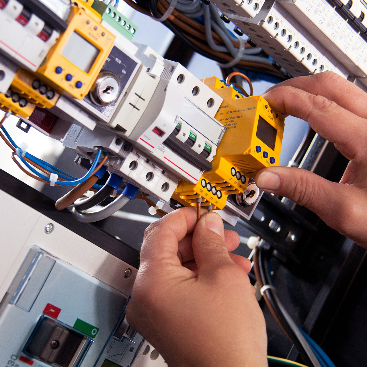 DRYCORE | Entrepreneurs en électricité offrant des services électriques commerciaux, industriels et résidentiels au Québec avec un service étendu en Ontario, au Nouveau-Brunswick et aux Maritimes.